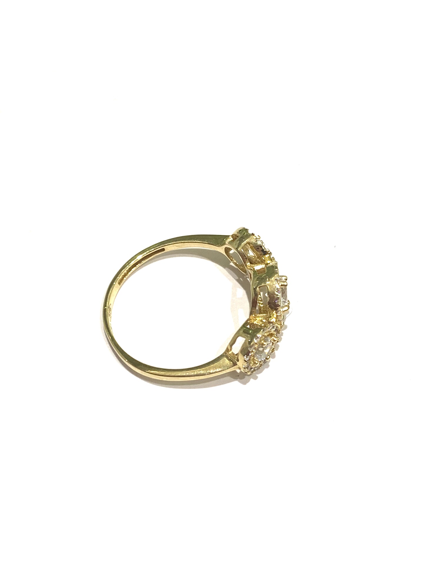 Anello trilogi in oro 9kt con zirconi centrali circondati da piccoli zirconi.  Disponibile in oro giallo e in oro bianco.  Larghezza zircone centrale 0,7 cm.
