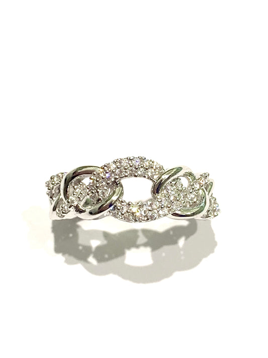 Anello in oro bianco 18kt con catena ricoperta in parte da zirconi. Misura 14. Dimensione 0,7 cm.