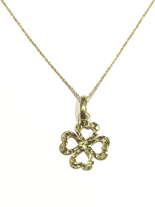 Collana in oro giallo 9kt quadrifoglio da un lato liscio e dall'altro satinato. Lunghezza catena 45 cm. Dimensione ciondolo 2,5 cm incluso anellino.