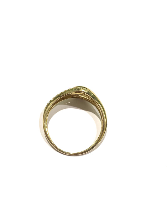 Anello in oro giallo 9kt con incrocio e ricoperto in parte da zirconi.  Dimensione nella parte più ampia 1 cm.  Misura 13.