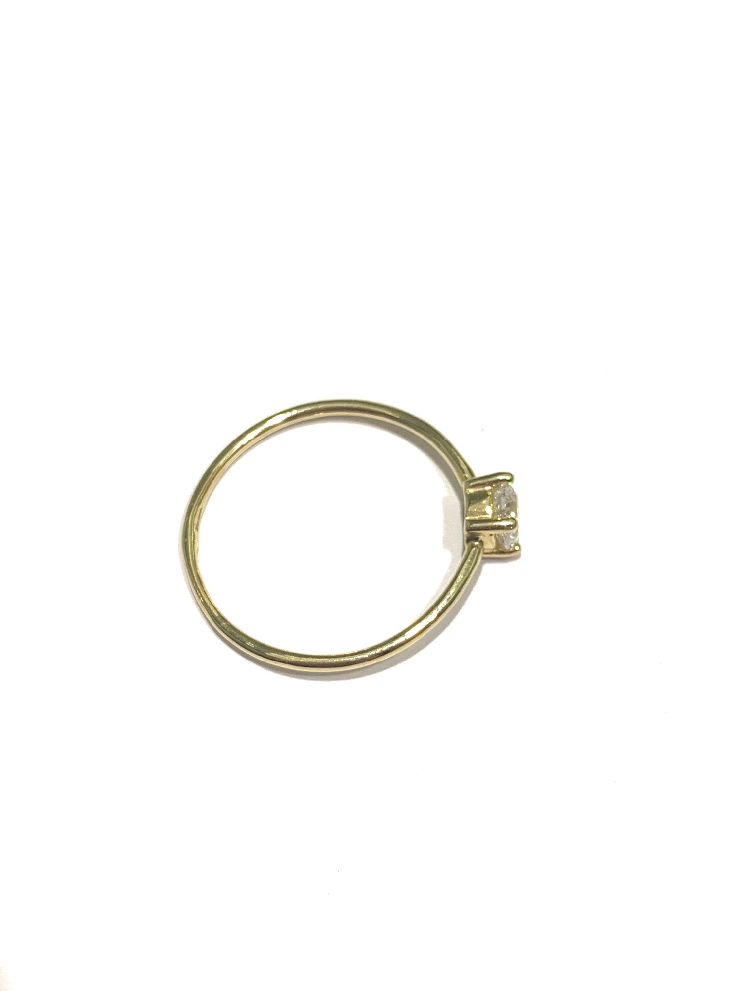 Anello in oro giallo 9kt con gambo sottile e zircone solitario.  Dimensione zircone 0,4 cm.  Misura 15.