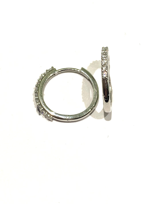 Orecchini in oro bianco 18kt ricoperti da zirconi bianchi.
Diametro interno 1 cm.
Spessore 0,15 cm.
Chiusura a scatto.