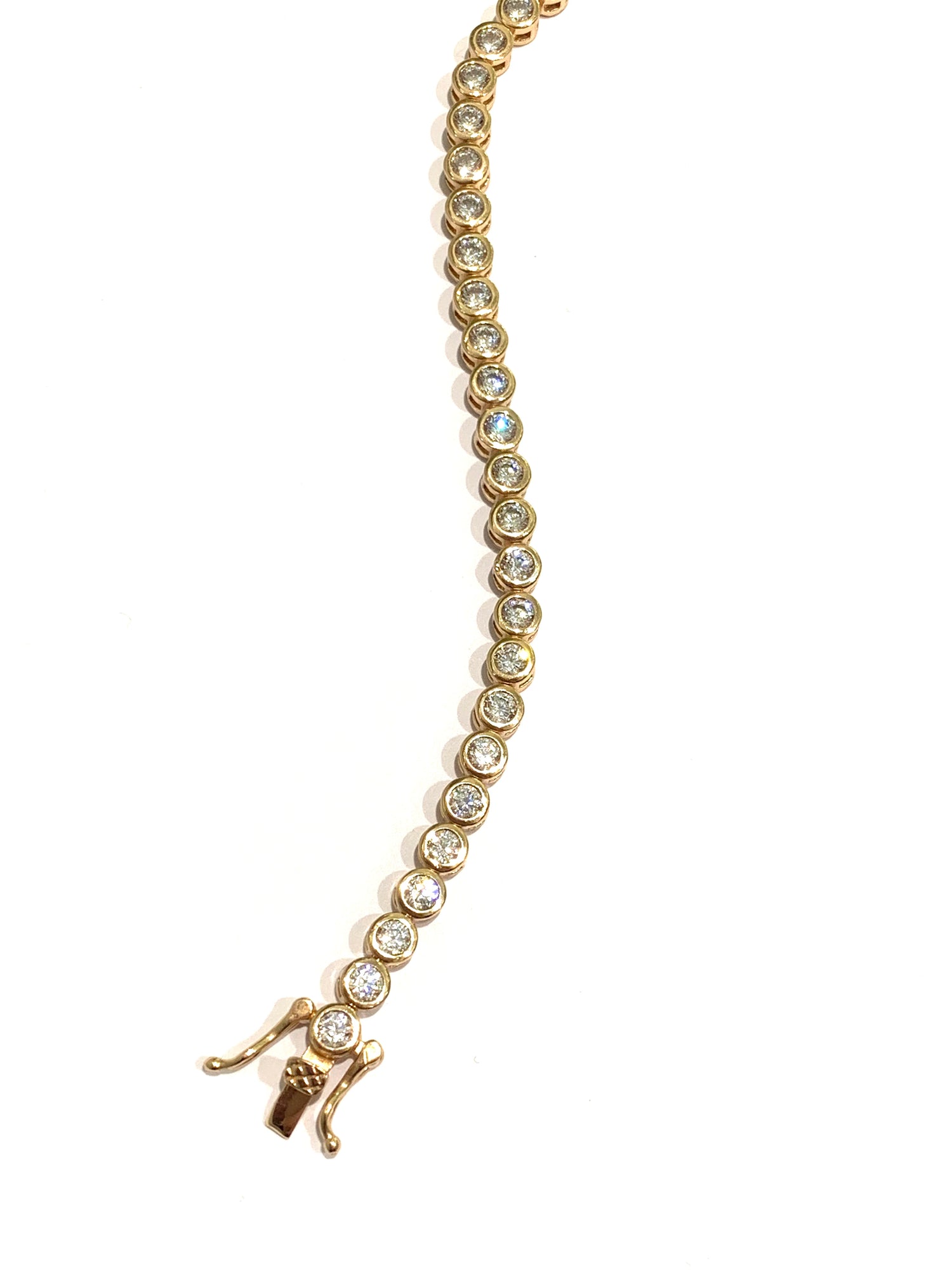 Bracciale tennis in argento bagnato in oro rosa con zirconi tondi.  Lunghezza 18 cm.  Dimensioni zircone 0,4 cm.