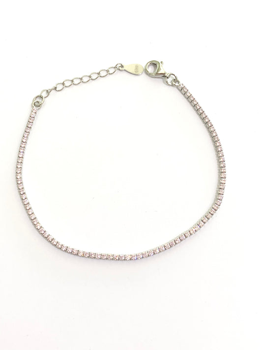 Bracciale tennis sottile in argento con zirconi colorati.

Disponibili più varianti: rosa, lilla, bianco, rosso, acquamarina, dorato.

Lunghezza regolabile da 16,5 a 19,5 cm. 

Larghezza totale 0,2 cm.