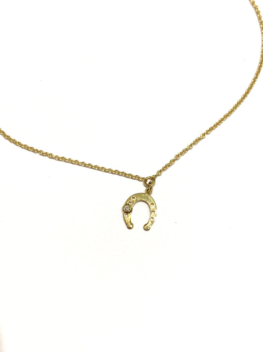 Bracciale in oro giallo 18kt con ferro di cavallo e piccolo diamantino di 0,01 carati. Lunghezza regolabile da 17 a 19 cm. Dimensione ferro di cavallo 0,7 cm.