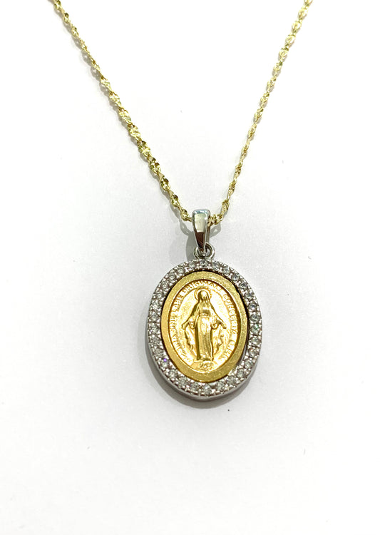 Collana in oro giallo 18kt con Madonna Miracolosa in oro bicolore circondata da zirconi bianchi.  Lunghezza catena 45 cm.  Dimensioni ciondolo 2x1,4 cm.