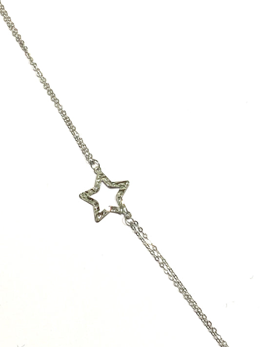 Bracciale in oro bianco 9kt con doppia catena e soggetto centrale, da un lato satinato e dall’altro liscio.
Lunghezza regolabile da 16 a 18 cm.
Dimensione soggetti centrali 1,5 cm.