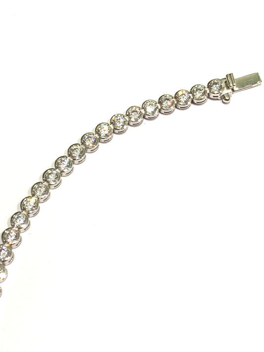 Bracciale tennis in oro giallo 18kt con zirconi. Lunghezza 19,5 cm. Dimensione zirconi 0,2 cm.