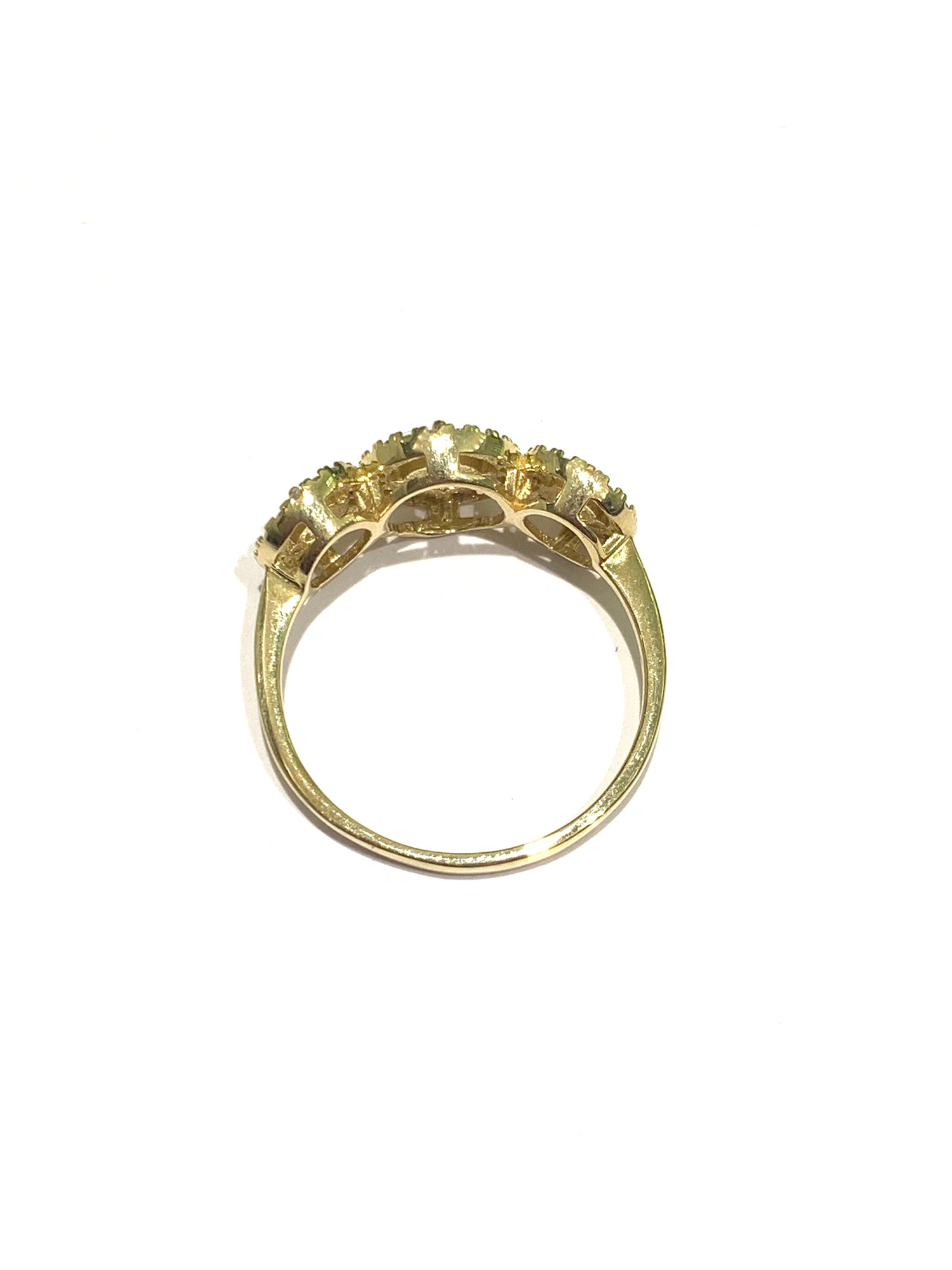 Anello trilogi in oro 9kt con zirconi centrali circondati da piccoli zirconi.  Disponibile in oro giallo e in oro bianco.  Larghezza zircone centrale 0,7 cm.