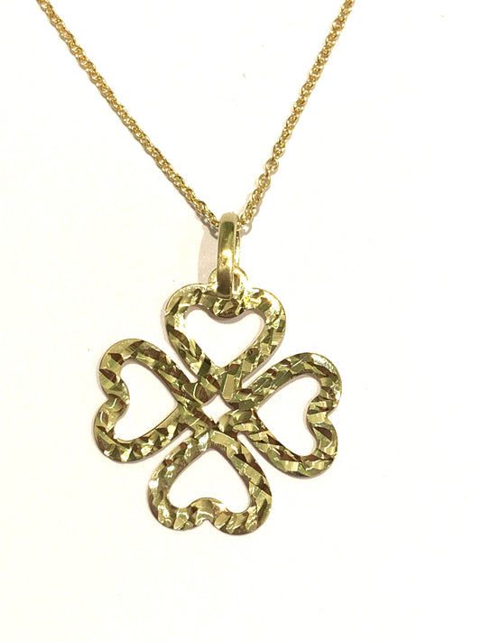 Collana in oro giallo 9kt quadrifoglio da un lato liscio e dall'altro satinato. Lunghezza catena 45 cm. Dimensione ciondolo 2,5 cm incluso anellino.