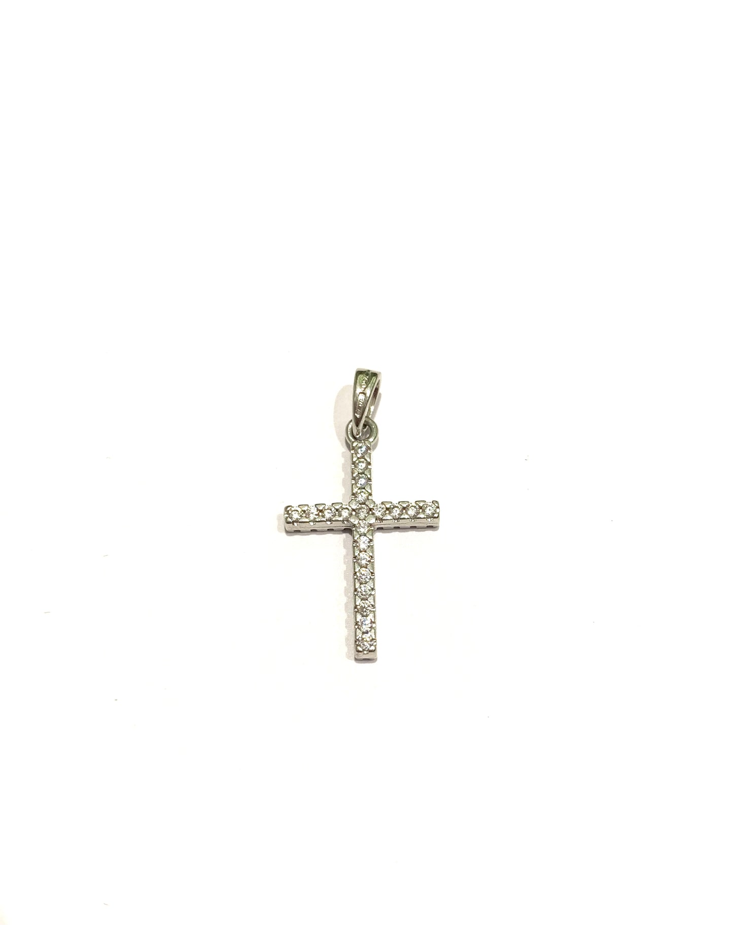 Ciondolo per collana in oro bianco 18kt con croce ricoperta da zirconi da entrambi i lati.  Dimensione 1,3x2,5 cm.