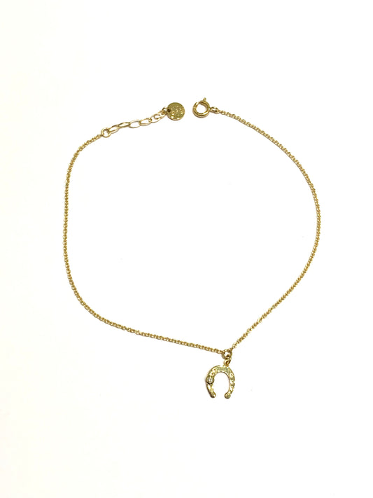 Bracciale in oro giallo 18kt con ferro di cavallo e piccolo diamantino di 0,01 carati. Lunghezza regolabile da 17 a 19 cm. Dimensione ferro di cavallo 0,7 cm.