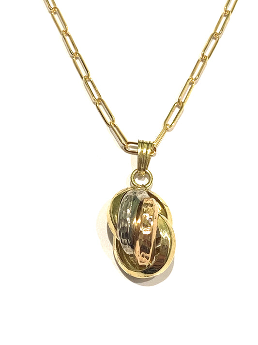 Collana in oro giallo 9kt con ciondolo pendente satinato in oro bianco, giallo e rosa. Lunghezza catena 46 cm. Spessore catena 0,2 cm. Dimensioni ciondolo 1x1,5 cm + 0,5 cm di anellino.