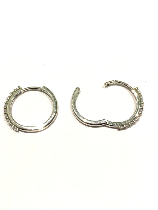 Orecchini in oro bianco 18kt ricoperti da zirconi bianchi.
Diametro interno 1 cm.
Spessore 0,15 cm.
Chiusura a scatto.