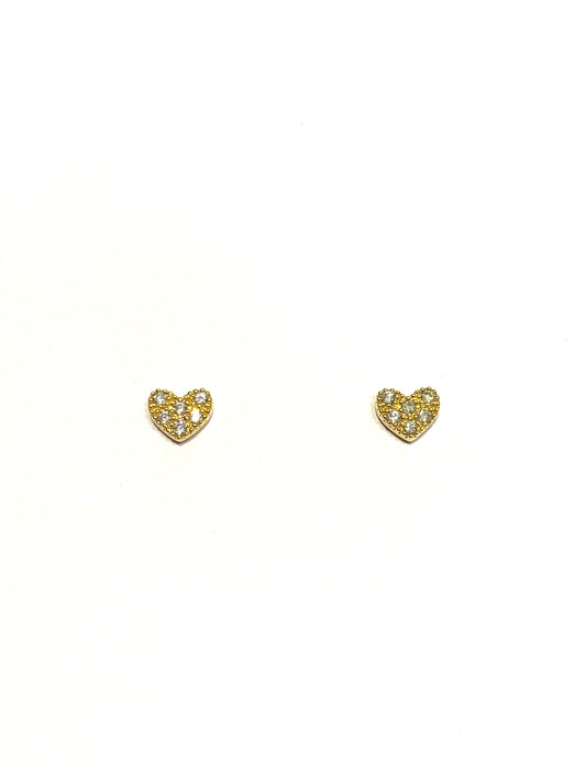 Orecchini in oro giallo 18kt a forma di cuore ricoperti da zirconi.  Dimensione 0,6 cm.  Chiusura con farfalline.