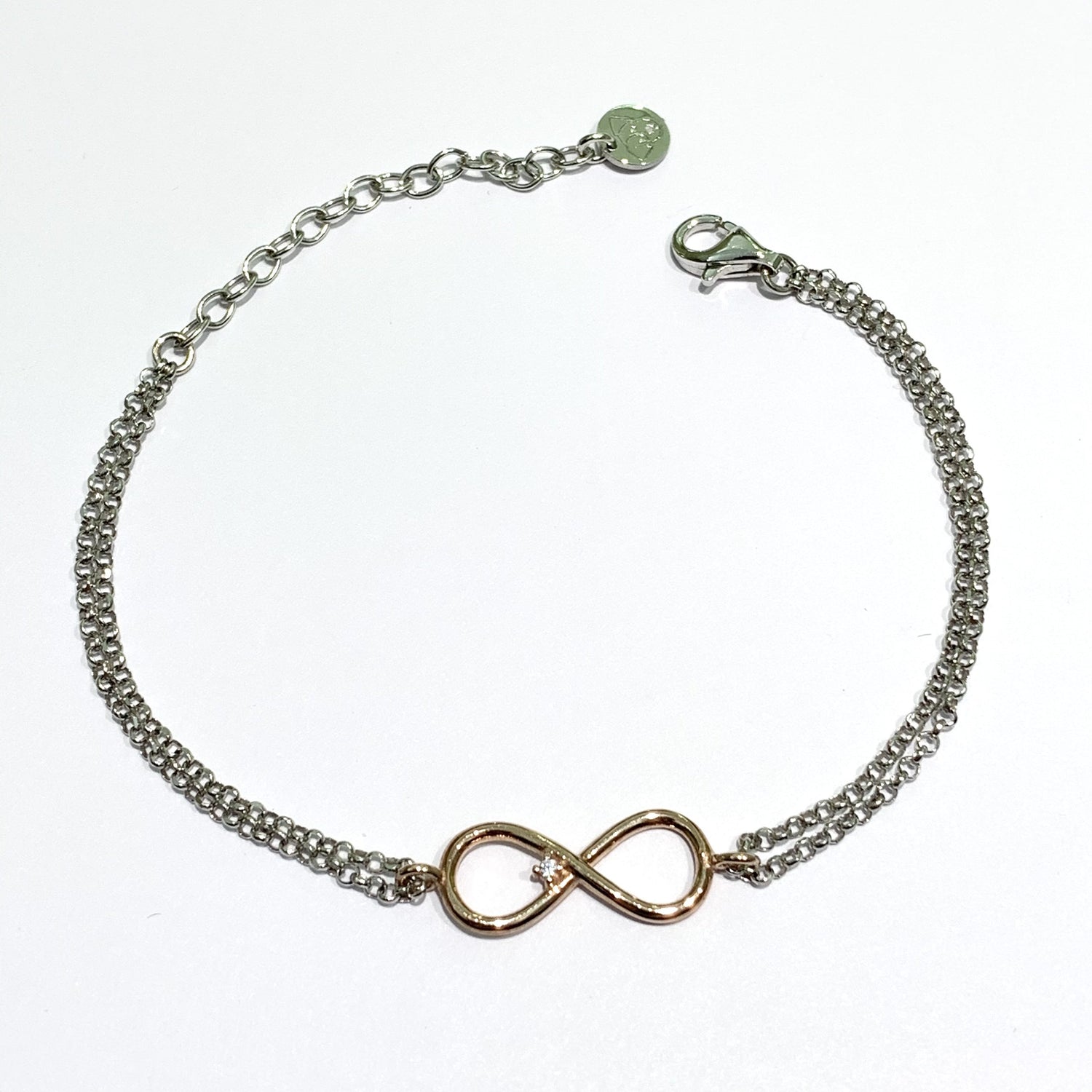 Bracciale doppio in argento bicolore con soggetto in argento rosa e piccoli zirconi bianchi all'interno.  Disponibile in diversi modelli.  Lunghezza regolabile da 15 cm a 19 cm.  Dimensioni inserti vari da 1,5 cm a 2 cm.  Spedizione gratuita con confezione regalo.