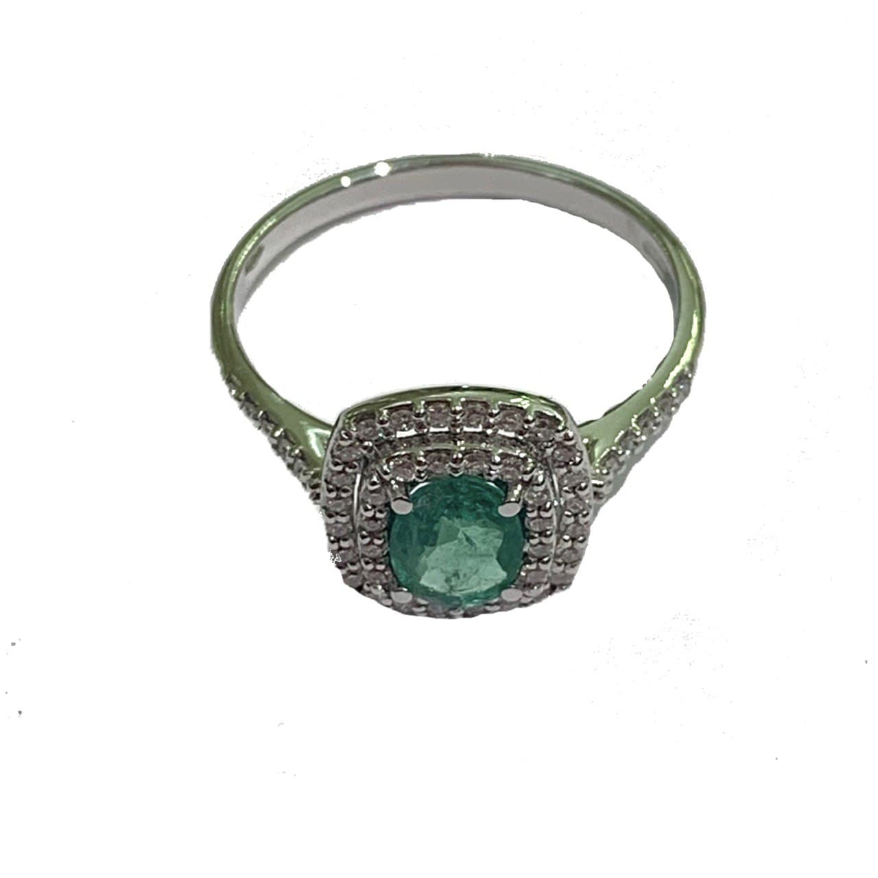 Anello in oro bianco 18kt con smeraldo circondato da diamanti.  Diamanti 0,20 carati.  Smeraldo di 0,4 carati, dimensione 0,5 cm.  Dimensione totale 1 cm.  Misura 15.