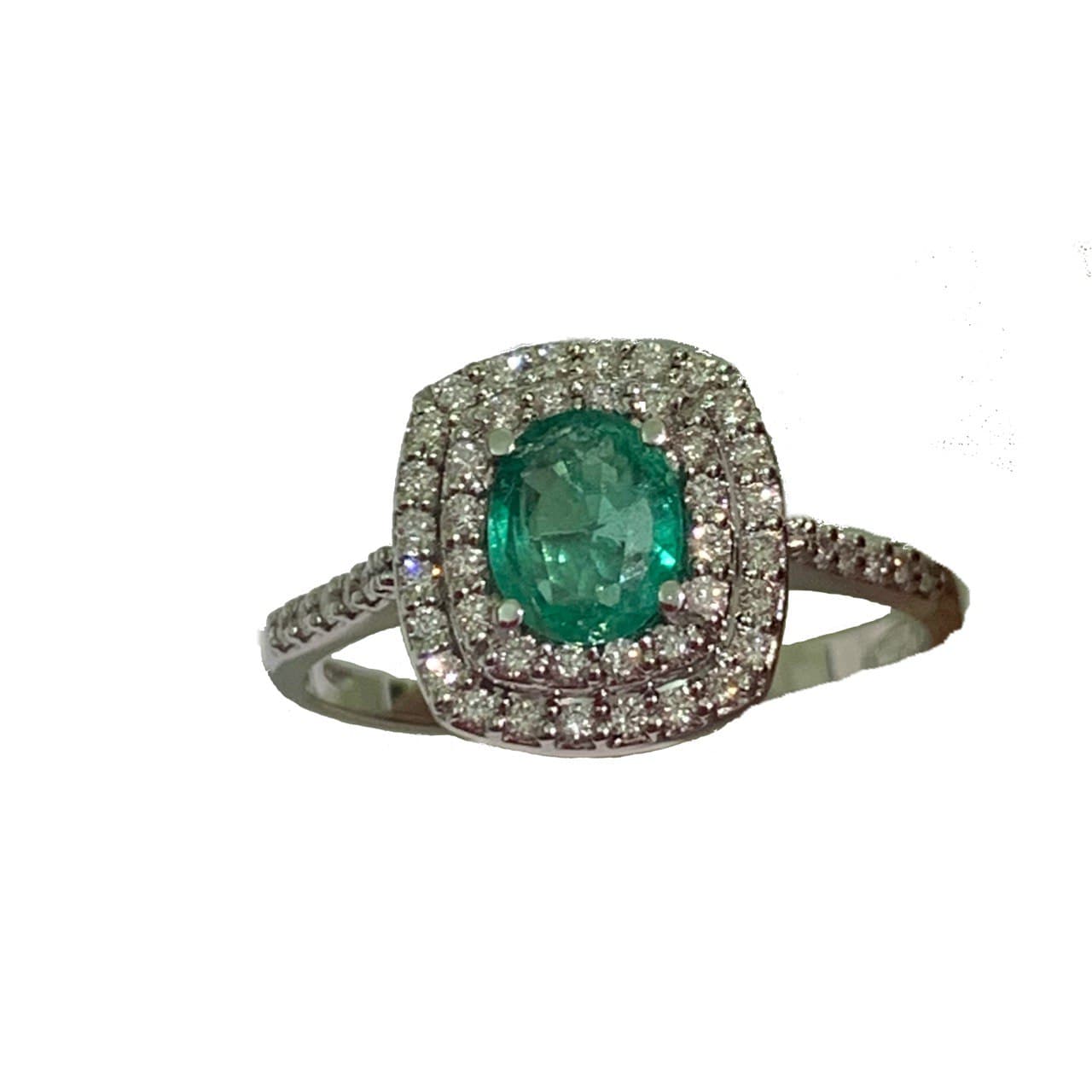 Anello in oro bianco 18kt con smeraldo circondato da diamanti.  Diamanti 0,20 carati.  Smeraldo di 0,4 carati, dimensione 0,5 cm.  Dimensione totale 1 cm.  Misura 15.