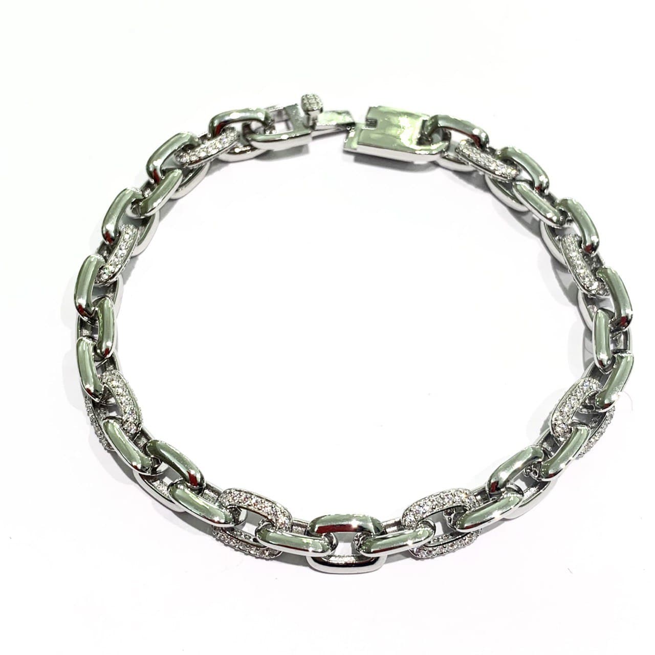 Bracciale in argento con maglia a catena di cui alcuni anelli ricoperti da zirconi.  Lunghezza 19 cm.  Larghezza maglia 0,5 cm.