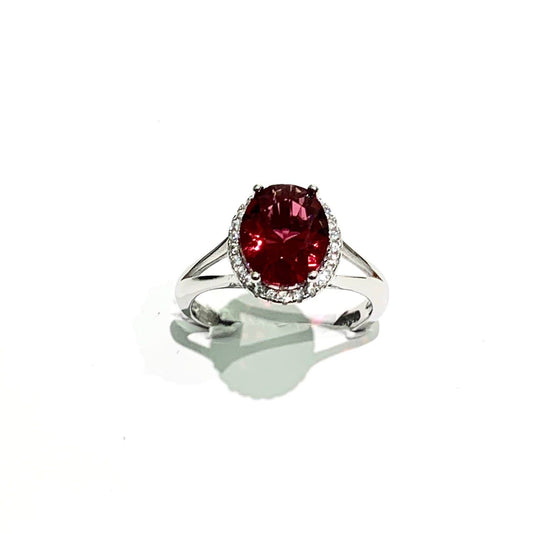 Anello in argento con zircone ovale circondato da zirconi bianchi.  Disponibile in più colori: rubino, smeraldo e turchese.  Misure regolabili in ogni anello da 14 a 18.