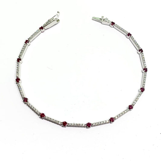 Bracciale tennis oro bianco 18kt con zirconi bianchi e zirconi colore rubino. Lunghezza 18,5 cm. Dimensione zirconi bianchi 0,1 cm. Dimensione zirconi colore rubino 0,2 cm. Spedizione gratuita con confezione regalo.