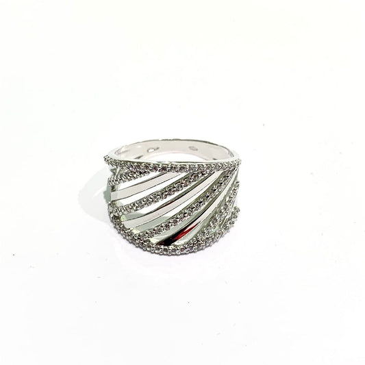 Anello a fascia in oro bianco 18kt con barrette diagonali lisce alternate a barrette ricoperte da zirconi. Larghezza 1,5 cm nella parte centrale e 1 cm ai lati. Misura 16.