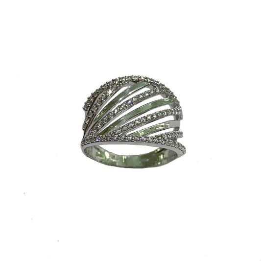 Anello a fascia in oro bianco 18kt con barrette diagonali lisce alternate a barrette ricoperte da zirconi. Larghezza 1,5 cm nella parte centrale e 1 cm ai lati. Misura 16.