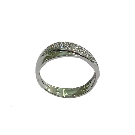 Anello in oro bianco 18kt con barretta diagonale ricoperta da zirconi. Larghezza 0,6 cm. Misura 16. Spedizione gratuita con confezione regalo.