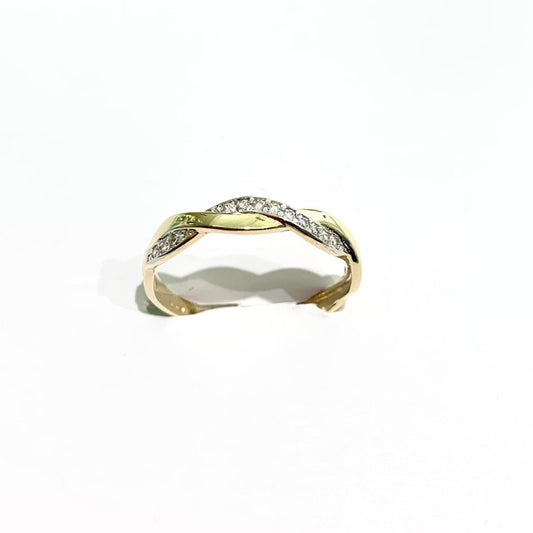 Anello in oro giallo 18kt con due trecce di cui una ricoperta da zirconi. Larghezza 0,3 cm. Misura 15.
