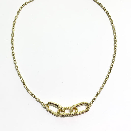 Collana in argento dorato con maglia a catena con tre anelli centrali. Lunghezza totale 45 cm, regolabile in ogni maglia della catena. Larghezza anelli centrali 1 cm x 5 cm di lunghezza. Spessore catena 0,2 cm.