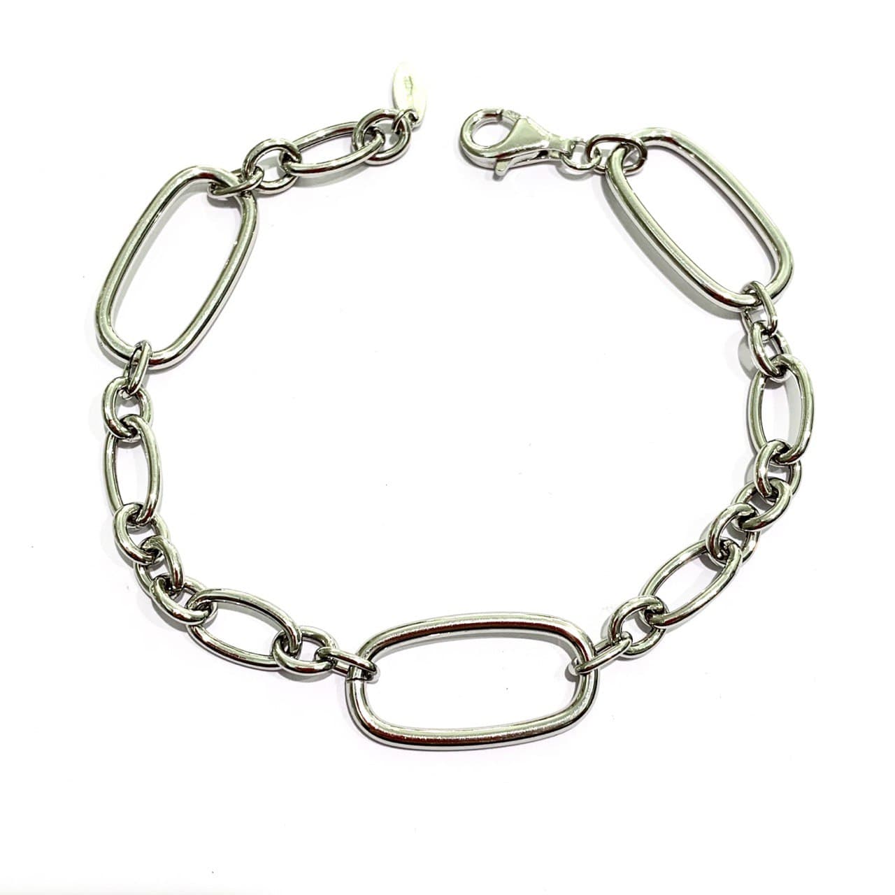 Bracciale in argento con maglia a catena lucida.  Lunghezza totale 20 cm regolabile in ogni maglia del bracciale.  Larghezza anello più grande 1,3 cm.  Larghezza anello più stretto 0,5 cm.