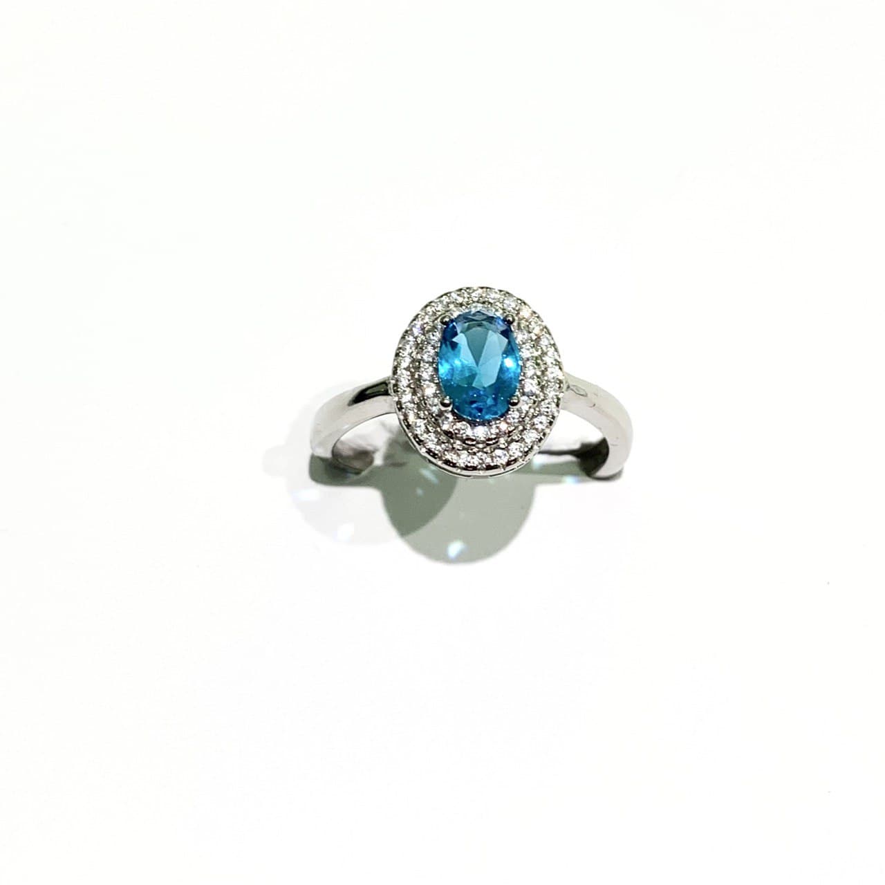 Anello in argento con zircone ovale colorato circondato da due giri di zirconi bianchi.  Disponibile in più colori: rubino, smeraldo, turchese e zaffiro.  Misure regolabili in ogni anello da 17 a 21.