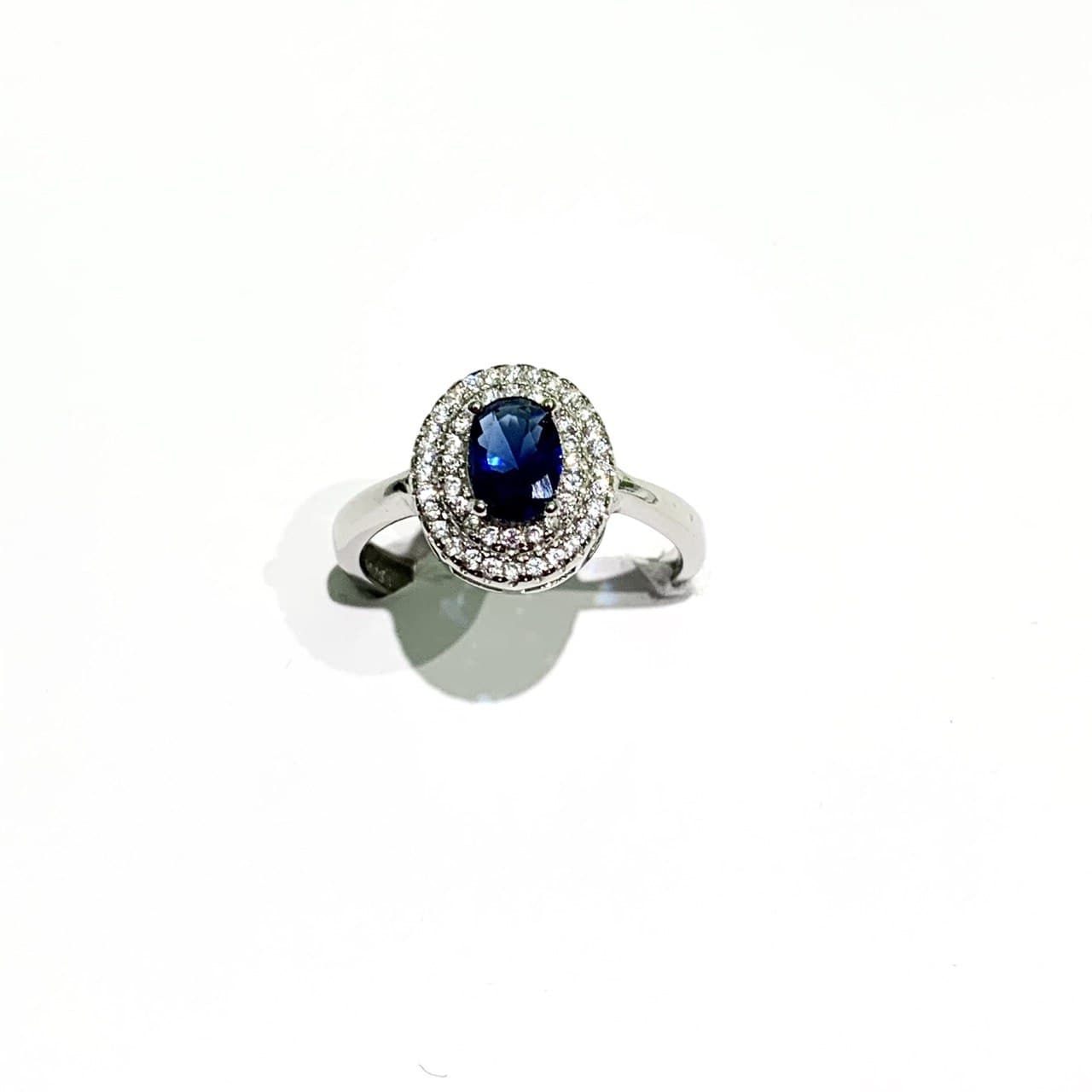 Anello in argento con zircone ovale colorato circondato da due giri di zirconi bianchi.  Disponibile in più colori: rubino, smeraldo, turchese e zaffiro.  Misure regolabili in ogni anello da 17 a 21.
