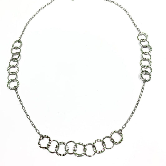 Collana in argento con maglia a catena con anelli Intrecciati

Lunghezza totale 49 cm, regolabile in ogni maglia della catena.

Larghezza anelli centrali 1 cm x 5,5 cm di lunghezza.

Spessore catena 0,2 cm.


