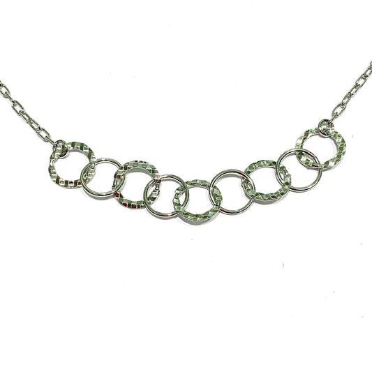 Collana in argento con maglia a catena con anelli Intrecciati

Lunghezza totale 49 cm, regolabile in ogni maglia della catena.

Larghezza anelli centrali 1 cm x 5,5 cm di lunghezza.

Spessore catena 0,2 cm.

