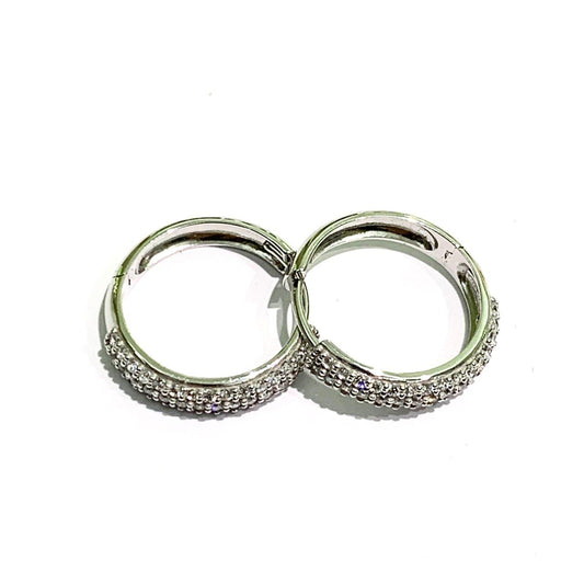 Orecchini in oro bianco 18kt ricoperti da zirconi bianchi. Diametro interno 1,3 cm. Spessore 0,3 cm. Chiusura a scatto.