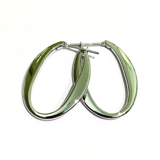 Orecchini in oro bianco 18kt a forma ovale. Diametro interno 2,8 cm di lunghezza x 1,3 cm. Dimensione totale 3 cm di lunghezza x 2,5 cm. Spessore 0,2 cm. Chiusura a baionetta. Spedizione gratuita con confezione regalo.