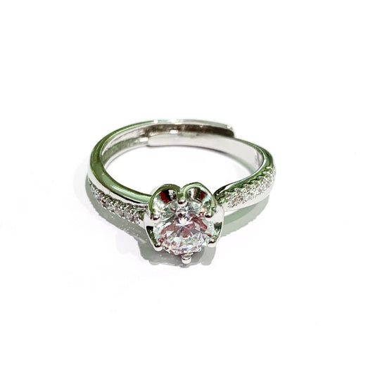 Anello in argento con zircone solitario centrale e zirconi laterali.  Grandezza zircone 0,5 cm.  Spessore anello 0,2 cm.  Misura regolabile da 15 a 18.