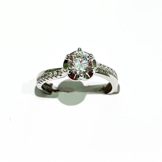 Anello in argento con zircone solitario centrale e zirconi laterali.  Grandezza zircone 0,5 cm.  Spessore anello 0,2 cm.  Misura regolabile da 15 a 18.