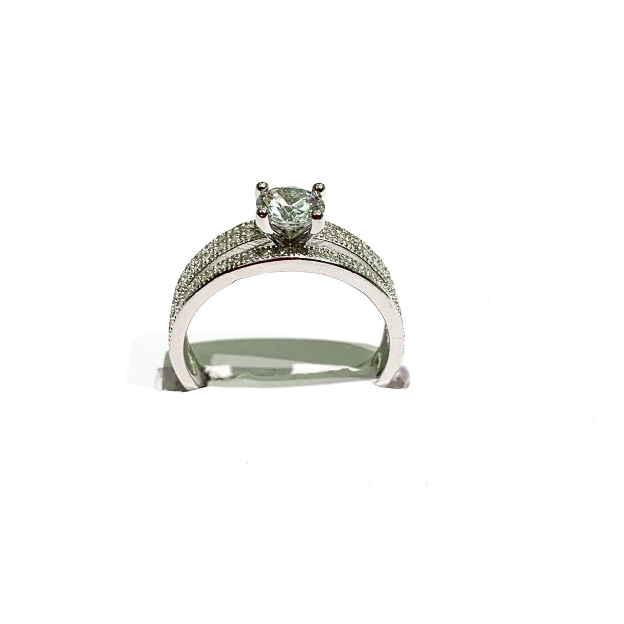Anello in argento con zircone solitario centrale e gambo impreziosito da zirconi bianchi.  Grandezza zircone 0,4 cm.  Larghezza anello 0,6 cm.  Più misure disponibili.
