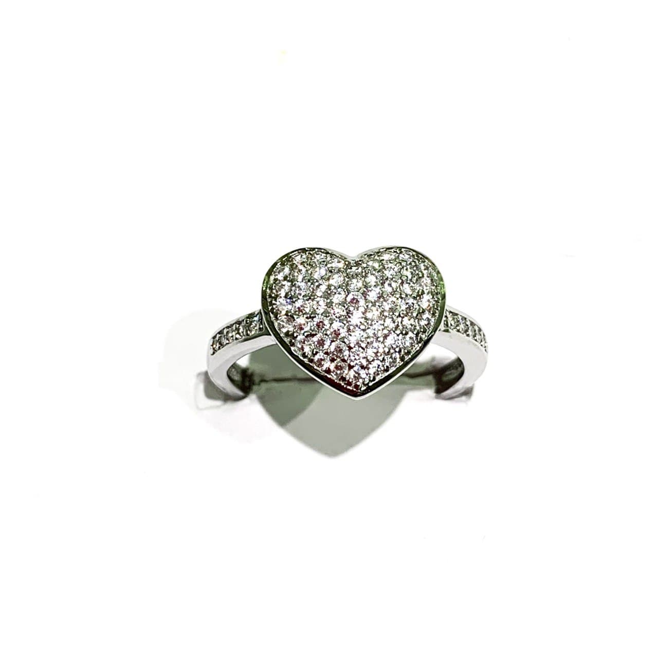 Anello in argento con cuore centrale e gambo ricoperto da zirconi.  Dimensioni cuore 1,1 cm.  Larghezza anello 0,2 cm.  Misura regolabile da 14 a 17.