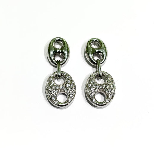 Orecchini in argento con maglia marinara pendenti in parte ricoperti da zirconi Lunghezza totale 3 cm. Larghezza 1 cm. Chiusura con farfalline.