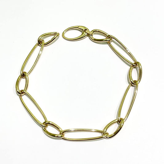 Bracciale in oro giallo 18kt con maglia a catena con anelli piccoli e grandi. Lunghezza 20 cm, con possibilità di chiuderlo in ogni maglia. Larghezza 0,5 cm.